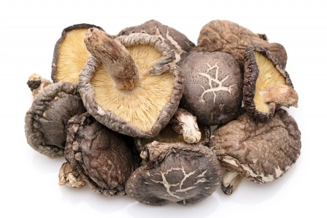 ビタミンDを豊富に含む食材の代表格は、日本人の朝ごはんの定番「サケ」と「天日干しのシイタケ」。天日干しでないとビタミンDは多く含まれていないから注意しよう!