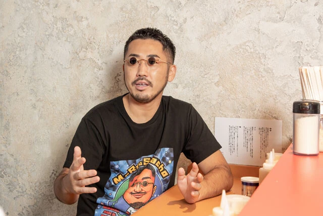 奇をてらった企画を行なっているためアンチも多く、Googleマップの評価は1.7とかなり低い。しかし「油そばが嫌いだった自分でも好きになった味」を追及し、多くのリピーターに支えられていると話すりゅう社長