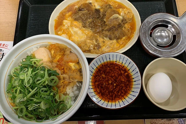 とろたまねぎラー親子丼(並盛・670円)+牛とじ皿(500円)
