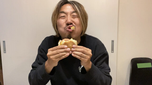 (5)激ウマ! マフィンをのせたら紙で包み、納豆をこぼさないように気をつけながらかぶりつこう。韓国風に仕立てた納豆とハードな食感のイングリッシュマフィンとのコントラストが最高!