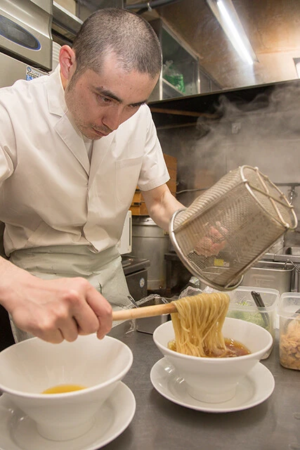 ラーメンを作る黒須氏。その真剣な眼差しからもラーメンに対する思いが伝わってくる。いつかまたラーメンを作る黒須氏が見れる日が来ることを期待してしまう