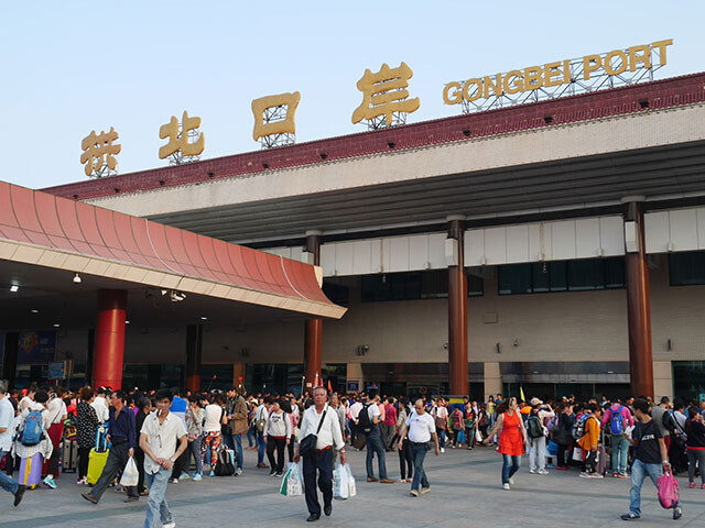 中国側の国境「拱北口岸」