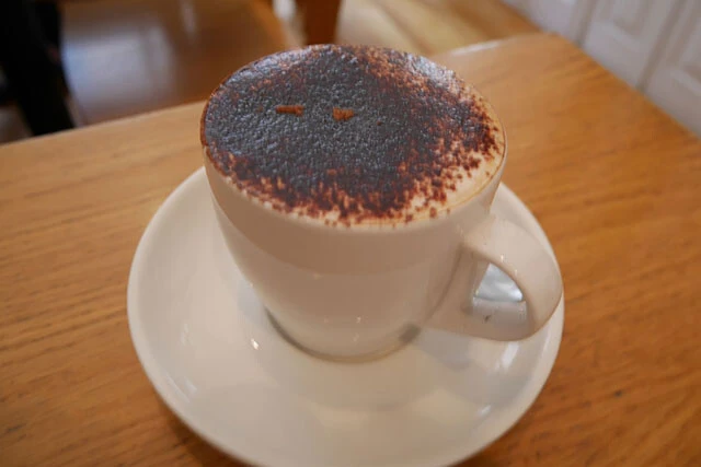 カプチーノはフワフワの泡状ミルクが特徴的でココアパウダーが振り掛けられていることも