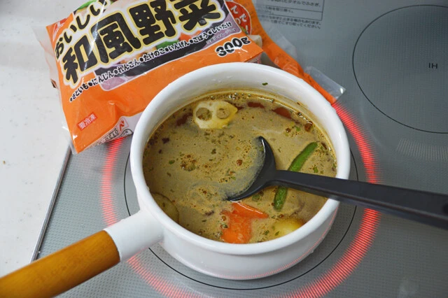 (1)煮込む! 最強どん兵衛 かき揚げそばのスープを420ミリリットルの水で溶かし、鍋で沸騰させたらお好みの具材を煮込む。冷凍カット野菜を使えばズボラな人でも簡単に具だくさんの雑煮を作れるぞ