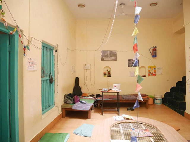 旅人たちが集まる共有スペース