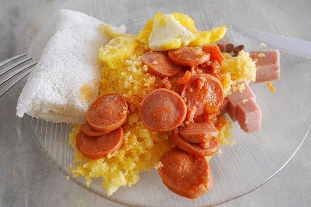 ブラジルのナタールのホテルで食べた朝食(左の白いのがタピオカ)