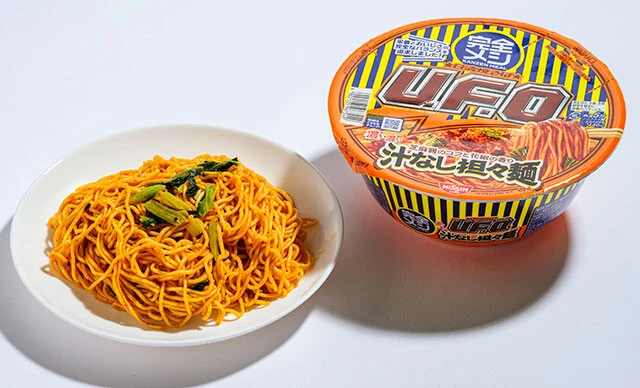 (14)完全メシ U.F.O. 濃い濃い汁なし担々麺(日清食品)398円/花椒と唐辛子を使った担々麺。「しっかりスパイスが利いていてとてもいい!」(朝倉氏)
