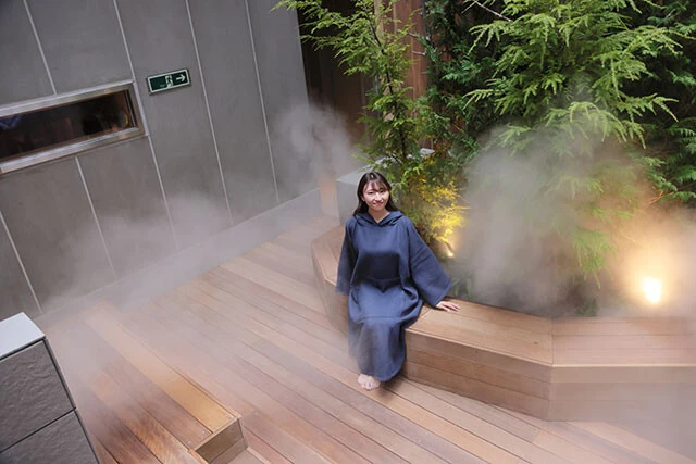 3階は、開放感抜群の外気浴エリア。植栽に使われているのは、シラカバやスギ、ヒノキなど。時折、ミストも噴出される