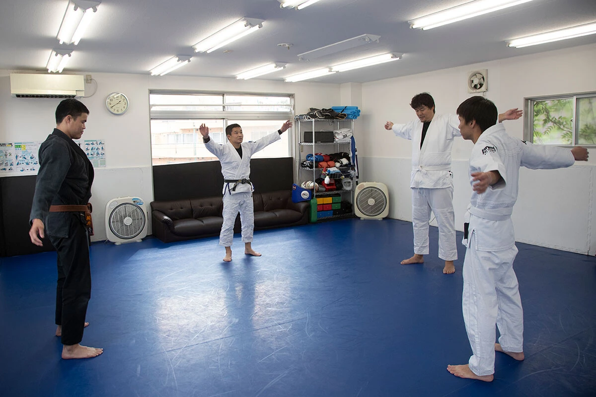 【1】準備運動　輪になって首や腕などのストレッチをしっかりと