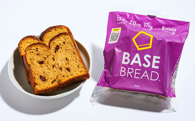 (6)ベースブレッドレーズン(ベースフード)298円/レーズン風味のミニ食パン。「ボソボソした食感が気になる。レーズンももっと欲しい!」(朝倉氏)