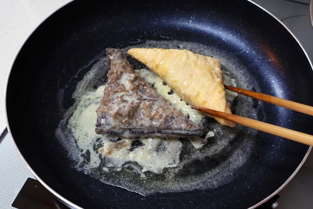 (3)焼く! フライパンを熱したらバターを入れて溶かし、(2)に溶けたバターを吸収させながら両面を焼く。こんがりと焦げ目がついたら出来上がり。形が崩れないように気をつけよう