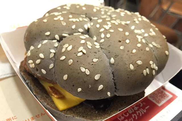 マクドナルド「イカスミバーガー」2014年。黒いバンズにイカスミソース。ただそれほどクセはなく美味だった