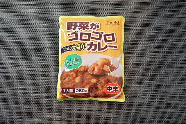野菜がゴロゴロカレー（4P）　価格／約107円　辛さ／中辛　内容量／250g　オススメ度★★★★☆　名前に偽りなく大きいニンジンやジャガイモがゴロゴロ入り、肉もたくさん。中辛にしては辛さ強めでトマトの酸味も際立っている
