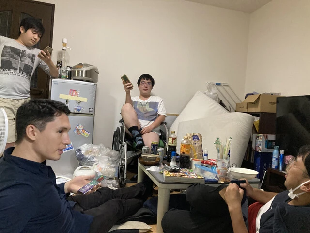 キモシェアハウスのメンバーの一部。左から、プロポーズならた、ピーター博士、ガクヅケ木田、レンタルぶさいく