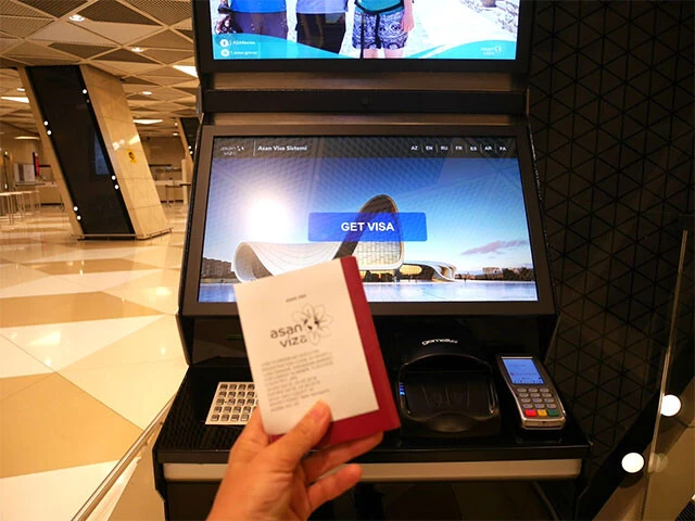アゼルバイジャンでは空港にあるマシンでアライバルビザを取得し入国できました