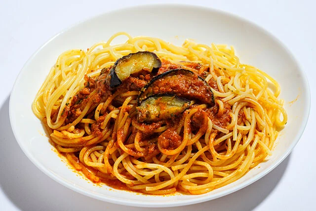 （35）冷凍 完全メシボロネーゼスパゲティ（日清食品）598円／冷凍完全メシのほとんどは日清食品オンラインストアのみの取り扱いだが、ボロネーゼと汁なし担々麺のみ関東地域のスーパーで販売中。価格もほかの商品と比べてやや安い。汁なし担々麺は芝麻醤と花椒のニュアンスが、ボロネーゼはナスのうまみが高い支持を得た。メーカー希望小売価格は598円だが、400円以下で売っている店もあった