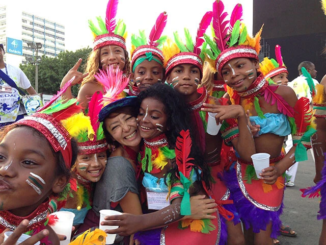 ブラジルのリオのカーニバルの子供達に囲まれてハッピー!
