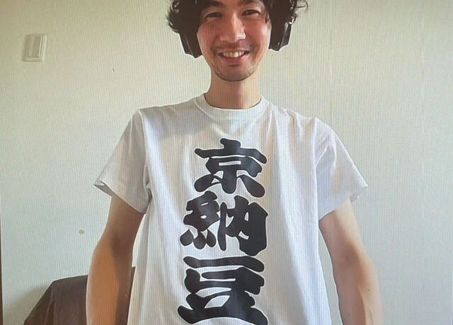 自身でデザインした納豆Tシャツを着る村上編集長