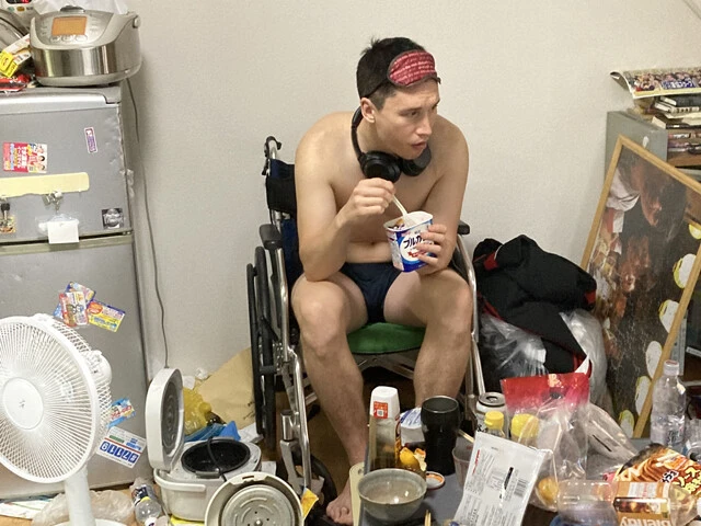 キモシェアハウスでのフィールドワークに励むピーター博士