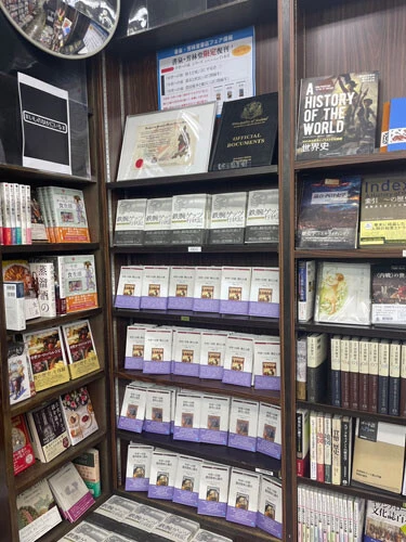 書泉が復刊させた『中世への旅 騎士と城』、『中世への旅 都市と庶民』と『中世への旅 農民戦争と傭兵』、そして『鉄腕ゲッツ行状記―ある盗賊騎士の回想録』（すべて白水社）が一同に集まる「中世棚」