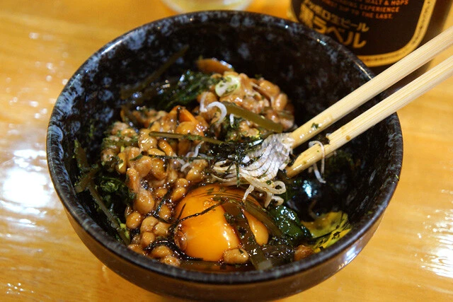 「十品目の納豆」(200円)「サッポロ瓶ビール」(600円)