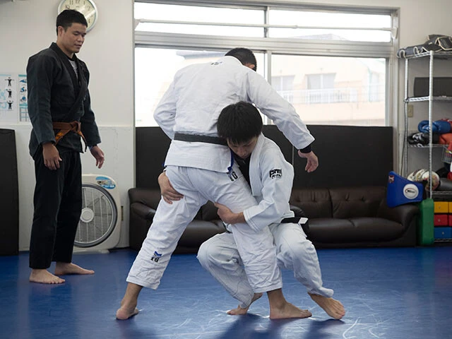 【3】テイクダウン　（タックル）の練習　足の踏み込みや力の入れ方などをイチからレクチャーしてもらえるので安心を