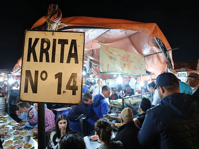 番号で区別された屋台「シーフードなら14番がいいよ」