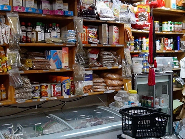 店内には日用品や食品が売られている