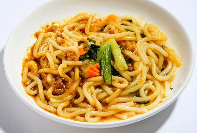 （15）冷凍 完全メシ　肉味噌まぜうどん（日清食品）798円／豆板醤にニンニクを利かせたまぜうどん。「味は文句なし。けど価格が少し気になるかも」（クック氏）