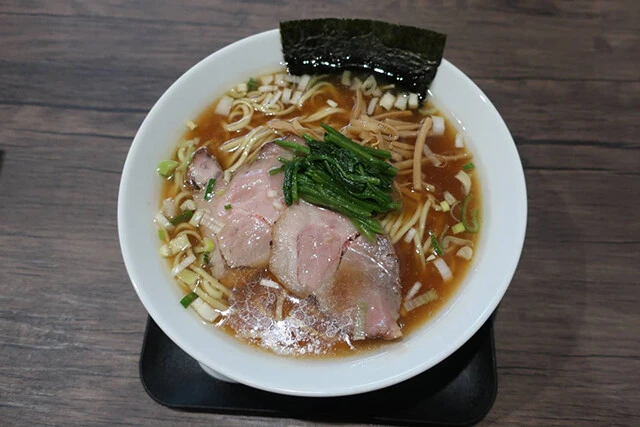 鶏と煮干しをベースに王道のラーメンを追求した「三つ由」の「三つ由の中華そば（醤油）」