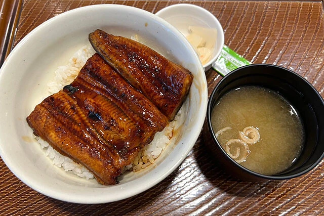 ［ガスト］うな丼　1300円。柔らかく、香ばしさもあり、うなぎのうまみを感じるタレとの相性も良い。コスパ抜群