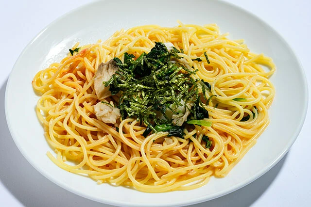 （10）冷凍 完全メシ　たらこパスタ（日清食品）798円／バターのコクと醤油のキレが特徴。ホウレンソウに加え、イカ、マイタケのアクセントがうれしい