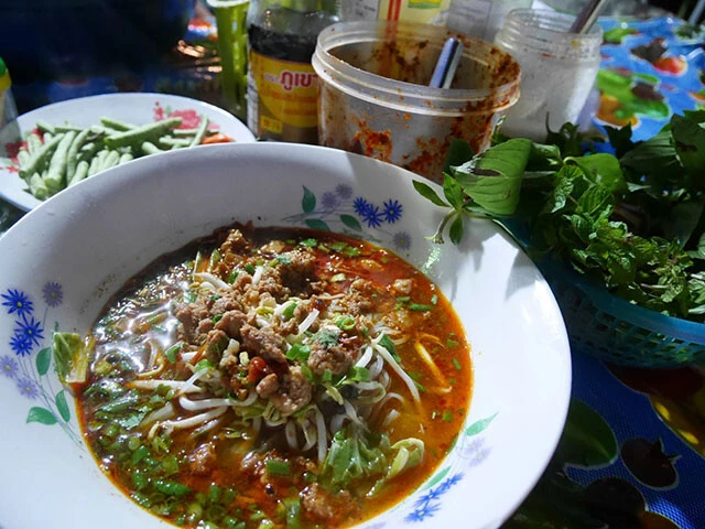 ラオス北部やタイ北部でよく食べられているミャンマー生まれの「カオソーイ」