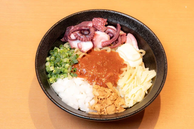 タコのこりこりした食感が不思議に思えるが、邪魔をしているわけでなく、むしろ食べ応えをアップさせている