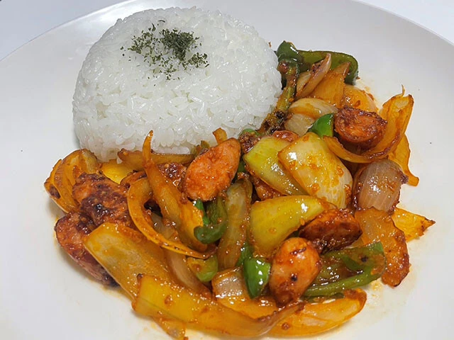 ナポリタンライス。ナポリタンの具材をケチャップで炒めて、カレースタイルで食べる新しい形