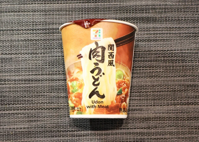 関西風肉うどん　製造：東日本明星　価格：128円　評価：★★★★☆　この価格帯でも大豆ミートを使わず牛肉をたっぷり使用。うまみが溶け込んだスープは甘口で幸せな味。軟らかめな麺との相性も文句なし！