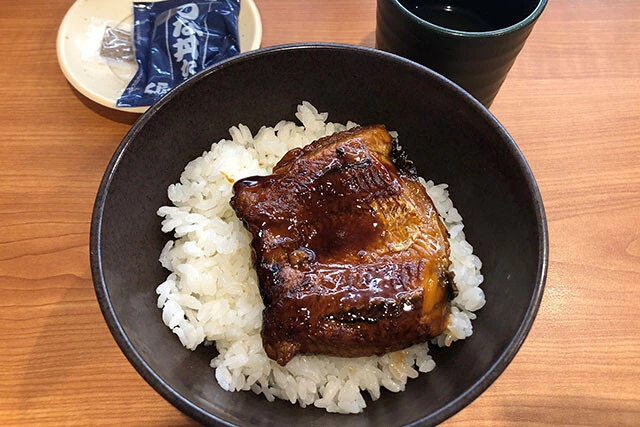 ［くら寿司］すしやのうな丼　790円。うなぎは大きくはないが、肉厚で相当柔らかい。「煮」というイメージに近いほどホロホロ