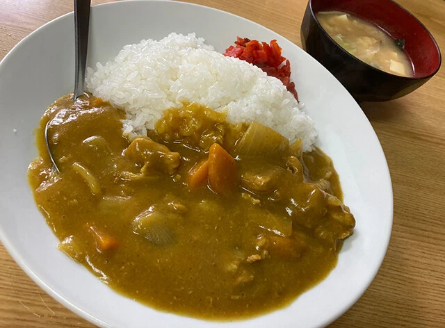 丸大ホール本店（川崎）のカレーライス　500円　 神奈川県・川崎にある大衆酒場／大衆食堂のカレーライス。辛み、スパイス感、旨味などすべてがバランス抜群。具沢山でトロミ加減もいい。カレーの具（350円）だけもあり、カレー単体でも楽しめる。明るいうちから、お酒を片手に楽しむのもいい。