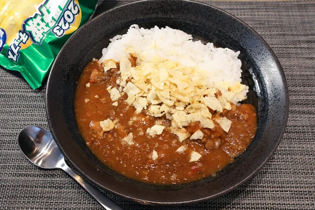 （５）カスタム！　プロ野球チップスは薄味で素材の味が際立っているため、粉々にするとさまざまな料理にちょい足ししやすい。特にレトルトのスパイスカレーとは相性抜群。いろいろお試しを！