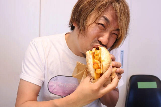 (5)激ウマ! あとは豪快にかぶりつくだけ。キッチンペーパーがあれば包み紙として使用し、チーズナンを押しつぶすようにすると比較的食べやすい。甘辛いソースとチーズが抜群にウマい!