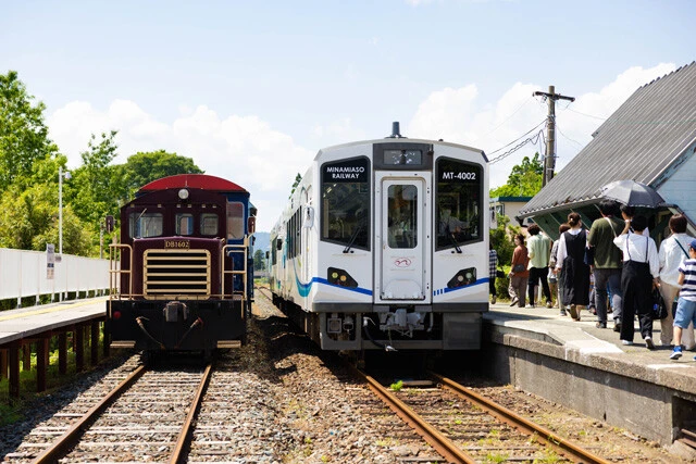 JR線に乗り入れが可能なMT-4000形(写真右)