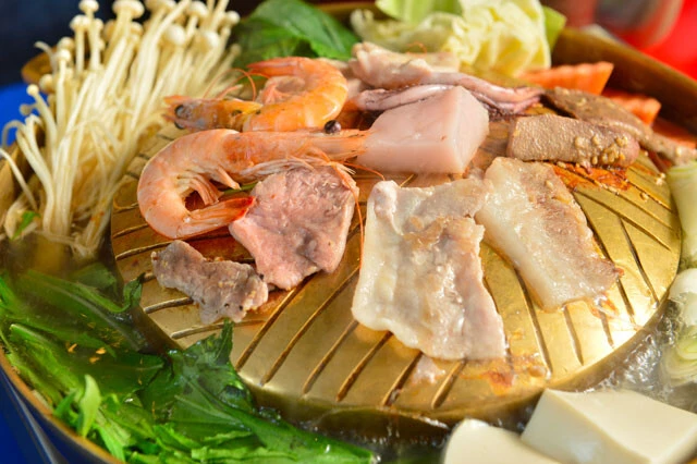 焼きもしゃぶしゃぶも堪能できるタイの新国民食「ムーガタ」