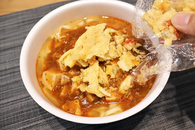 (4)仕上げ! かき揚げを砕いて麻婆豆腐の上にのせ、お好みで花椒と刻みネギを振りかけたら出来上がり。和食と中華料理の融合がこんなに合うなんて! 日中友好の味の誕生を祝福せよ!