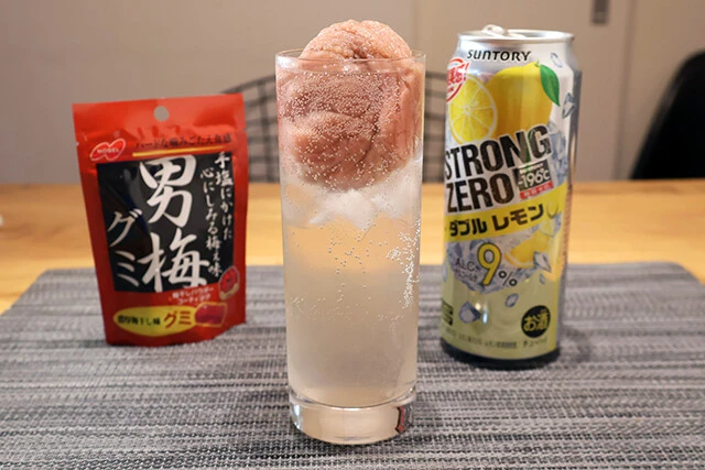 (5)酎ハイ! 「特大男梅グミのストゼロレモン漬け」はそのまま食べてもウマいが、酎ハイも最高。漬け汁のストゼロと特大男梅と氷をグラスに入れ、炭酸水で割ればスッキリ激ウマ!