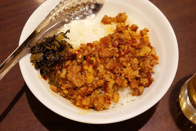 【台湾丼】旨味&辛味爆発の台湾ミンチどんぶりと、絶品「皿キャベツ」でビールがすすむ!:パリッコ『今週のハマりメシ』第111回