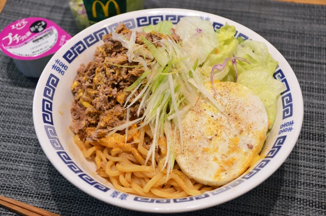 【担々ダブルビーフまぜそば】パティとソースを極太麺で食らう超ボリューミーまぜそば爆誕!<野島慎一郎のバカレシピ>