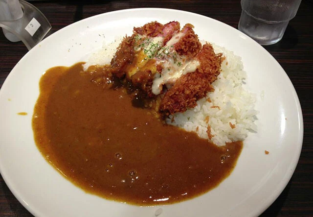 CoCo壱番屋「とろ～りチーズのミートローフカツカレー」2013年。ハウステンボスとコラボ。ミートローフはヨーロッパの伝統料理
