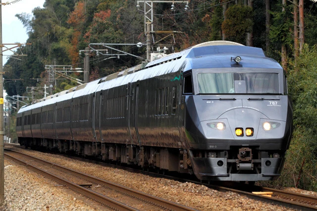 博多と西鹿児島を結ぶ特急「つばめ」用の車両として誕生した787系。グッドデザイン賞、鉄道友の会・ブルーリボン賞などを受賞