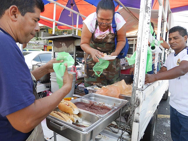 ランチ時に現れたキッチンカー