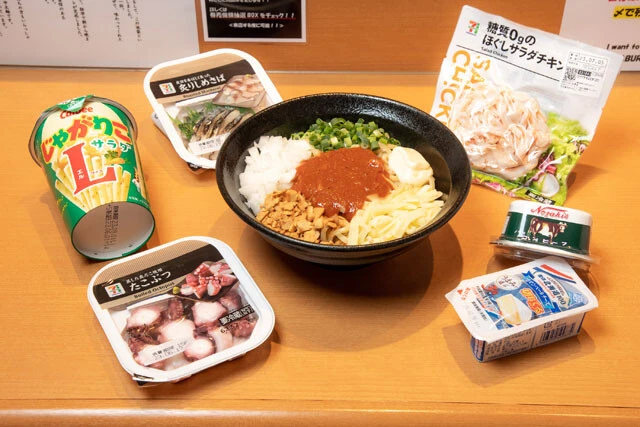 味変を楽しむ油そばだが、コンビニで販売されているものなら何でも持ち込みOK！